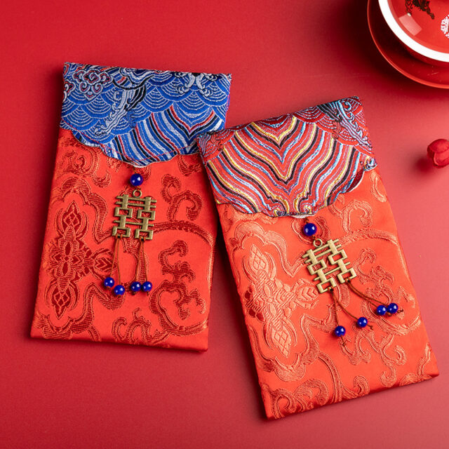 what do you put in red envelopes for chinese new year