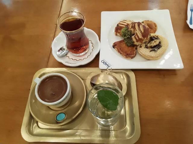 Turkish coffee and cookies