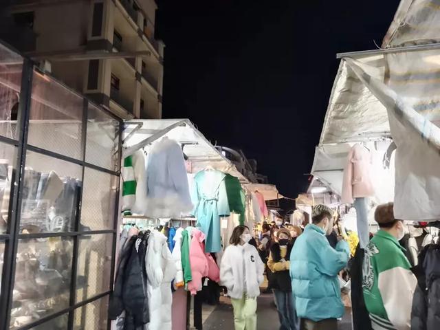 the crowded night market