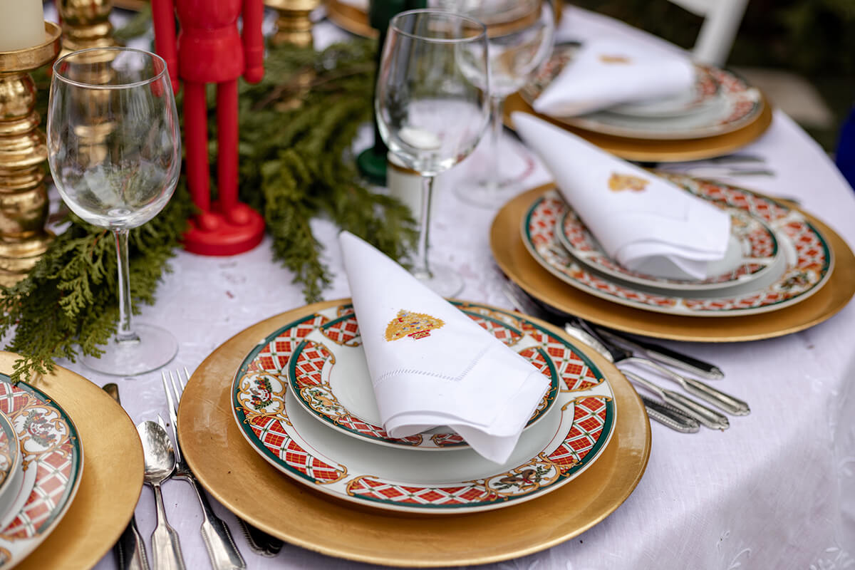 Christmas-Themed Tableware 